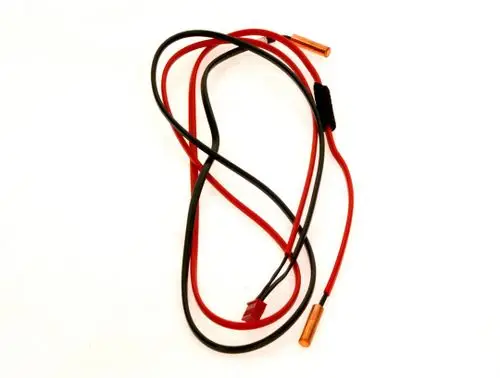 Bunte Kabel in Rot und Schwarz mit angeschlossenen Kontakten, die wahrscheinlich zu einem Temperaturfühler von Bosch gehören.